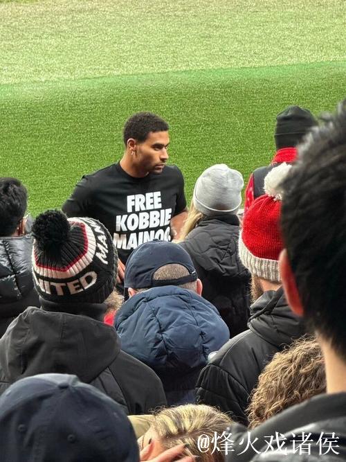 逼宫曼联！梅努哥哥身穿“放梅努离队”T恤现身梦剧场